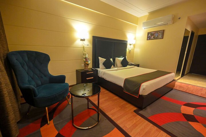 Room 11 of 33