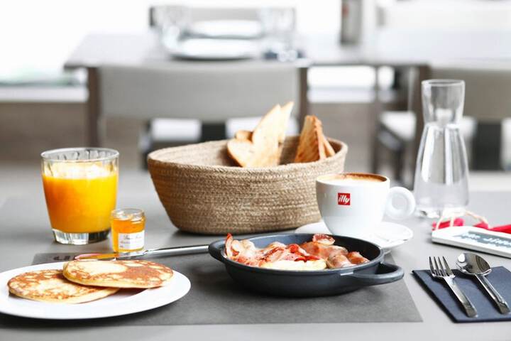 Breakfast/Coffee Service 36 of 39