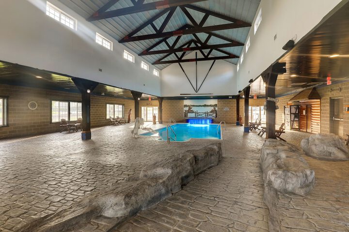 Indoor/outdoor pool