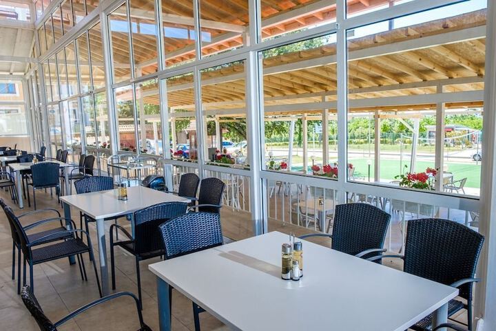 Dining 8 of 13