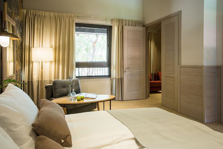 Room 4 of 65