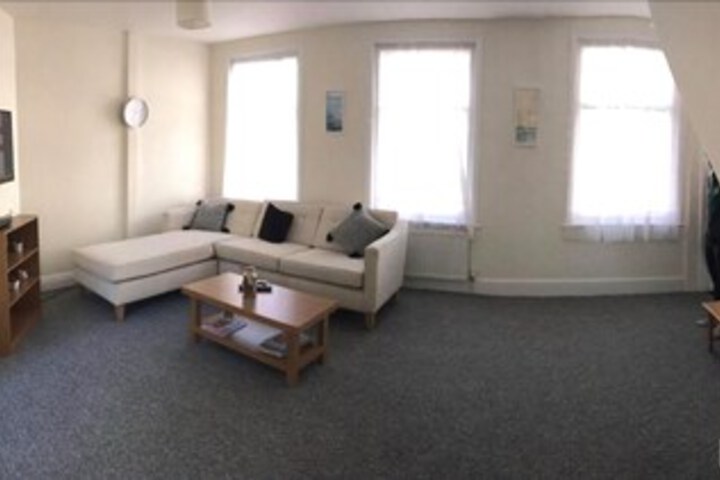 Lounge 7 of 12