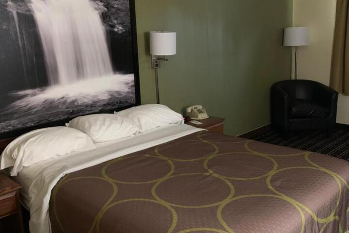 1 Queen Bed (5 of 13)