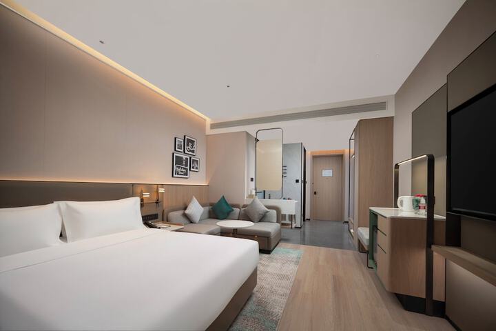 Room 6 of 82