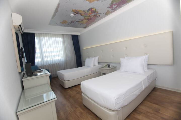 Room 6 of 25