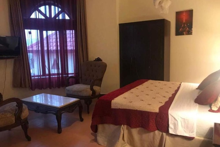 Room 3 of 10