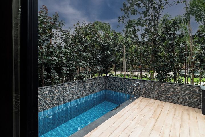 Pool 41 of 60