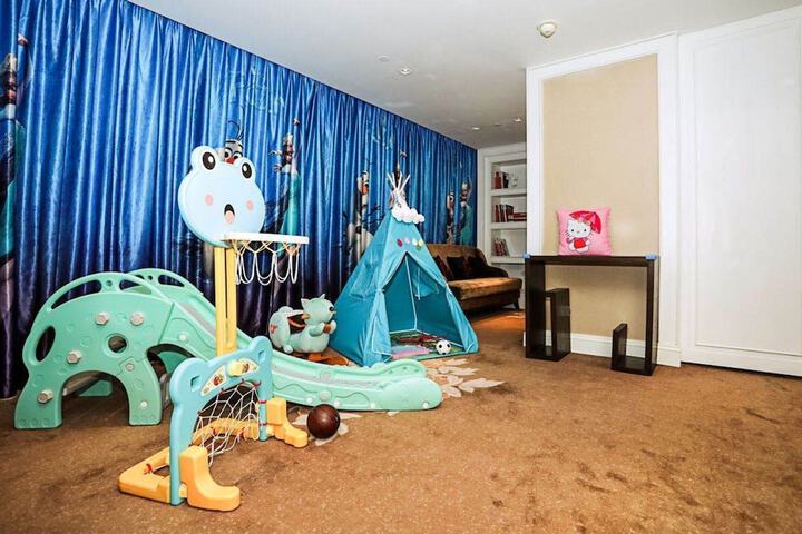 Room 8 of 32