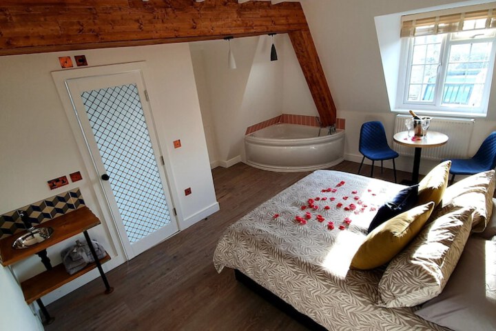 Room 2 of 25