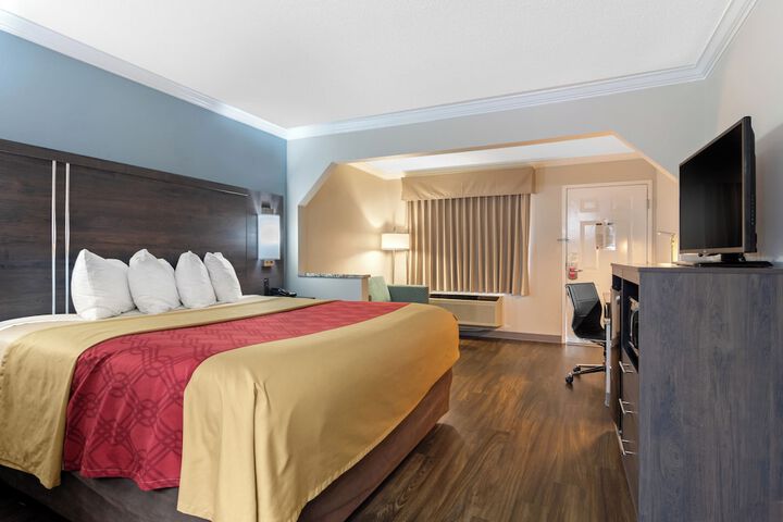 1 King Bed (6 of 12)
