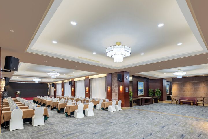 Ballroom/Hall 70 of 100