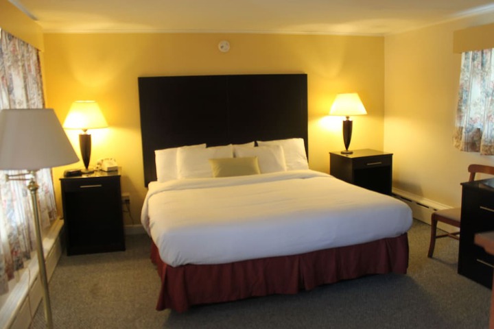 1 King Bed (3 of 6)