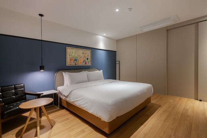 Room 4 of 33