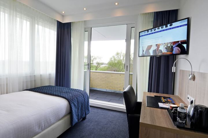 Room 4 of 34