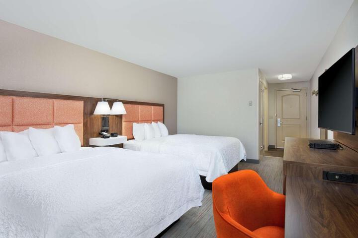 1 Queen Bed (3 of 13)