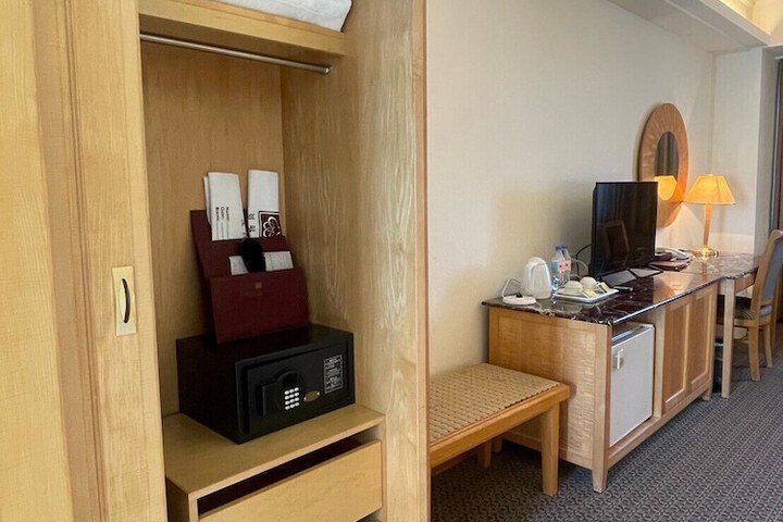 Room 12 of 41