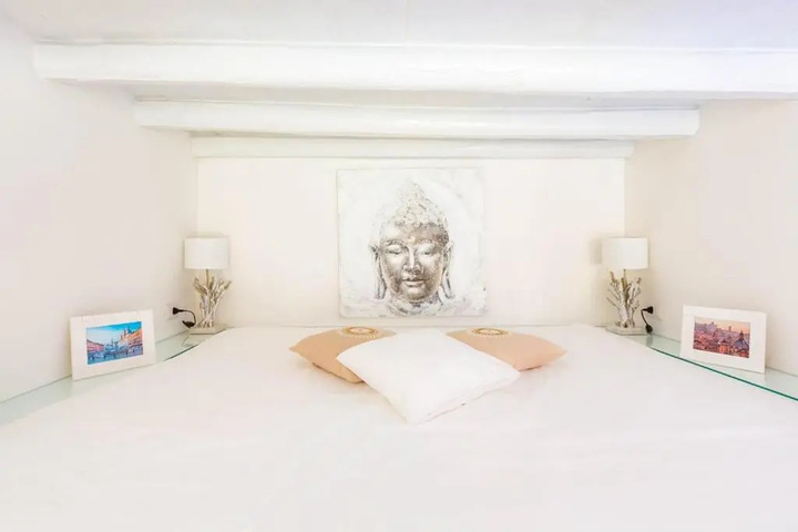 Room 4 of 12