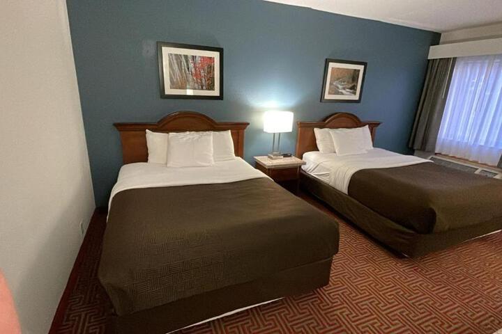 2 Queen Beds (3 of 6)