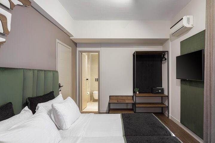 Room 33 of 122
