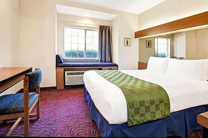 2 Queen Beds (3 of 12)