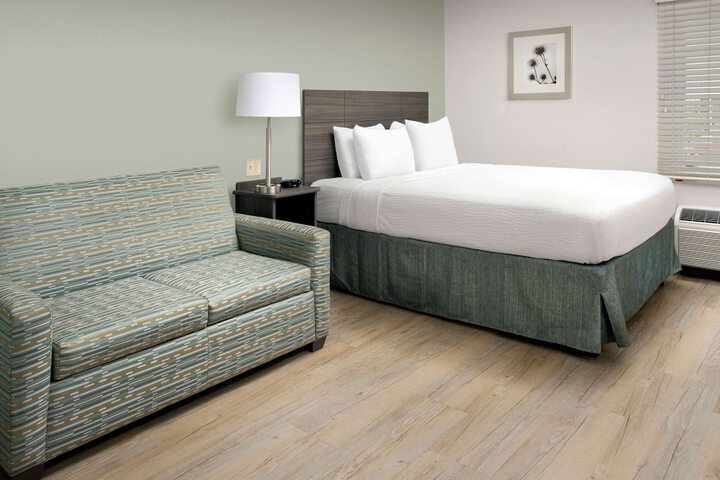 1 Queen Bed (11 of 18)