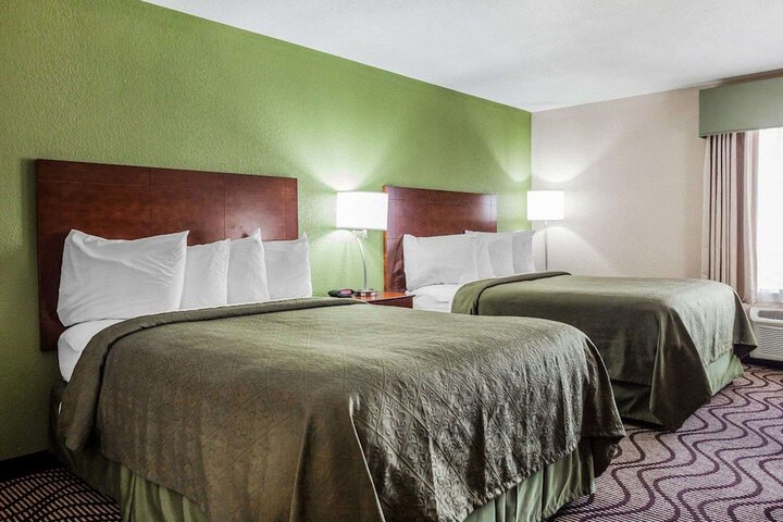 2 Queen Beds (3 of 5)