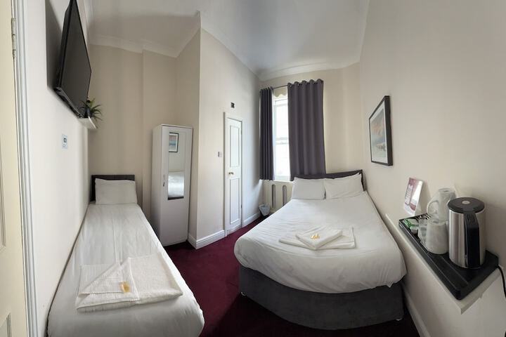 Room 11 of 32
