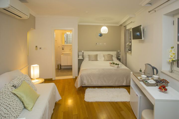 Room 5 of 84