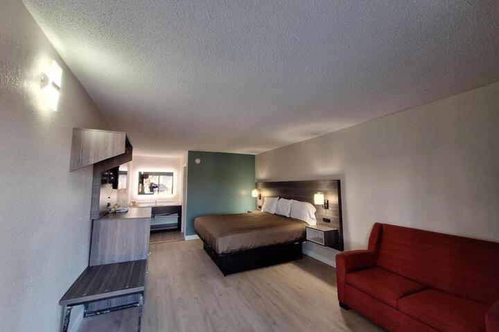 1 King Bed (5 of 7)
