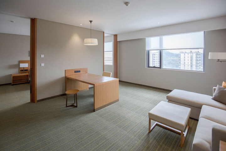 Room 11 of 32