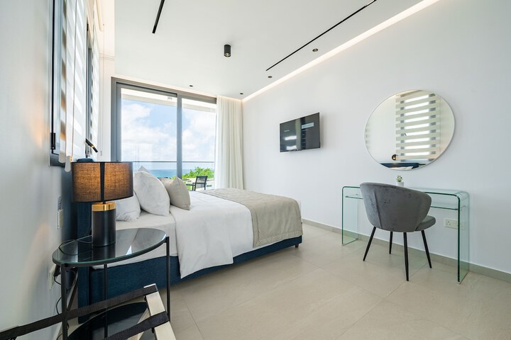 Room 53 of 77