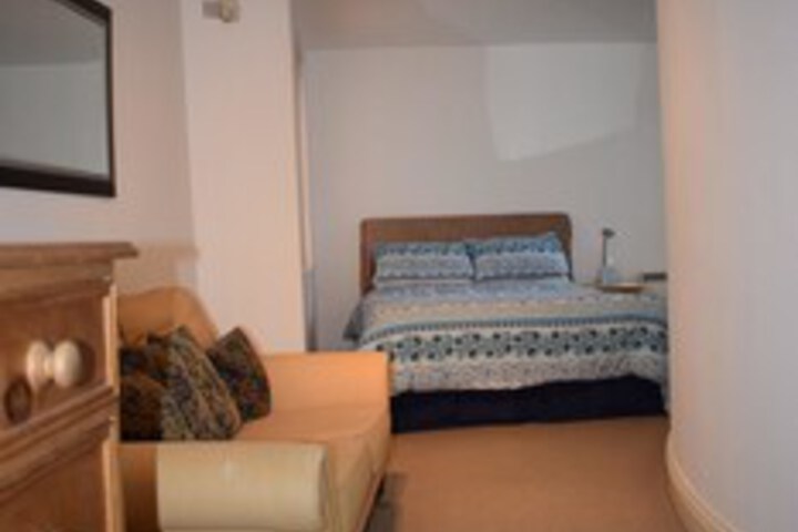 Room 10 of 14
