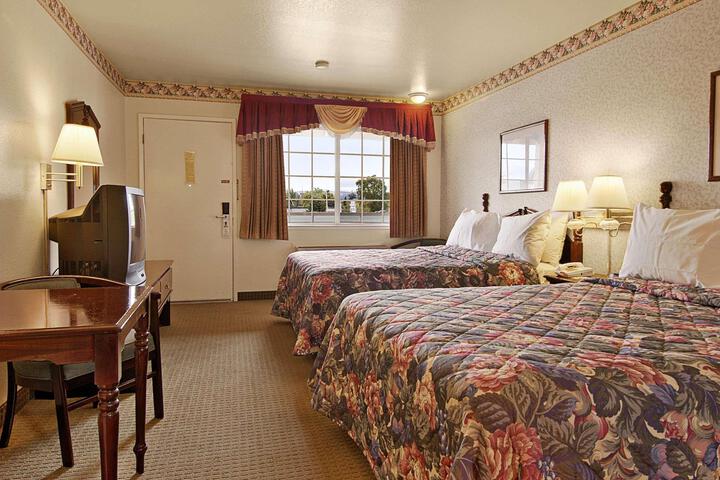 1 Queen Bed (4 of 10)