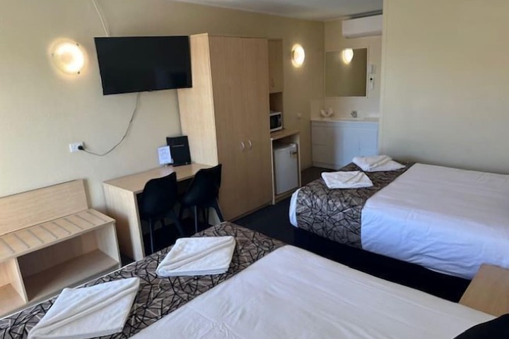 Room 6 of 27