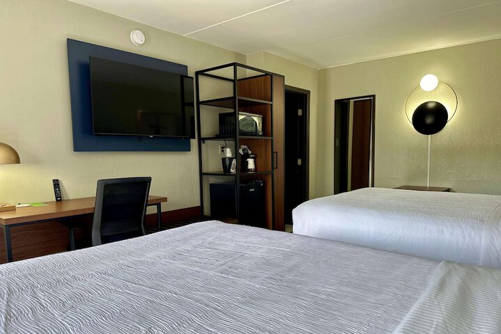 2 Queen Beds Deluxe Room (9 of 11)