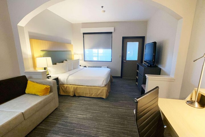 1 King Bed (4 of 9)