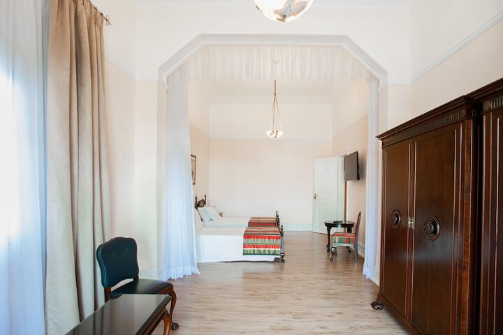 Room 10 of 76