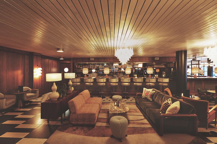 Lounge 53 of 63