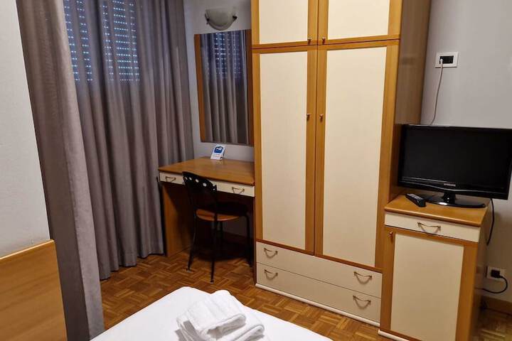 Room 6 of 45