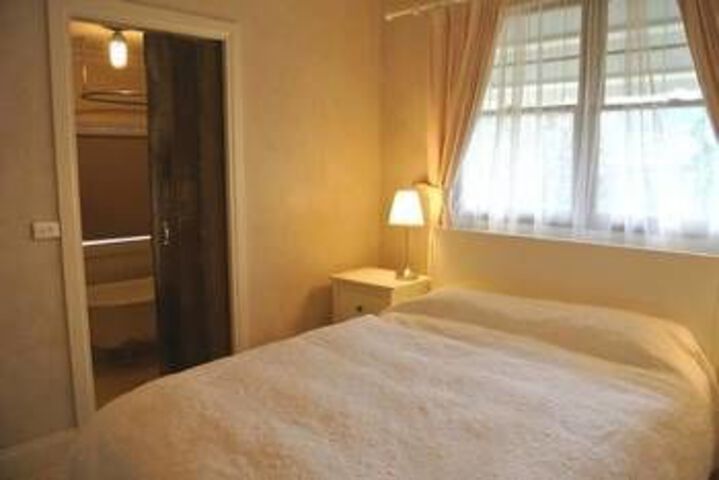 Room 5 of 11