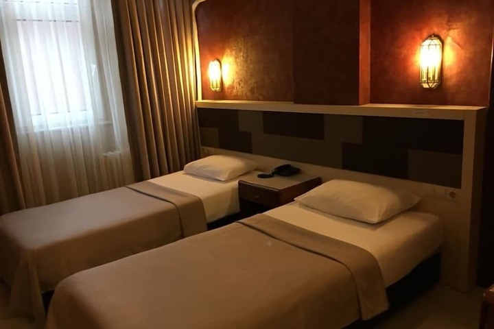 Room 6 of 9