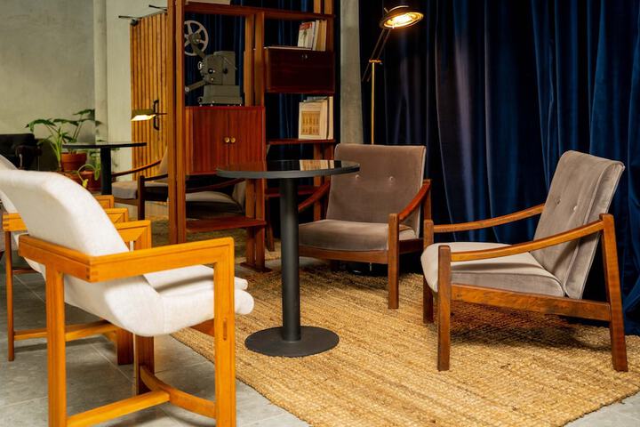Lounge 31 of 43
