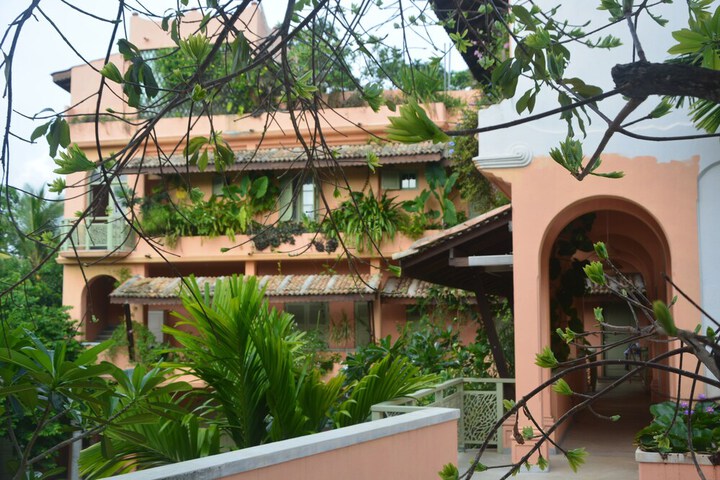 Hotel Exterior 63 of 77