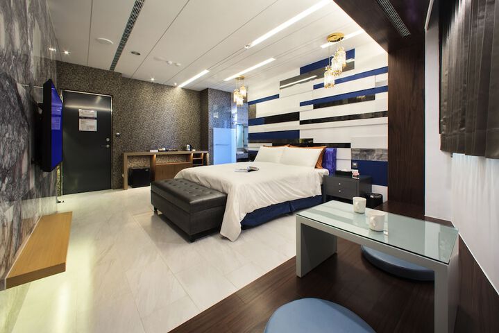 Room 2 of 75