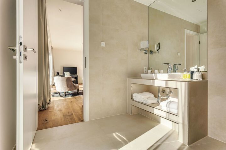 Room 51 of 62