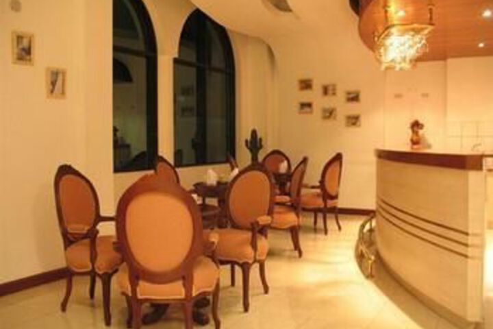 Lounge 21 of 29