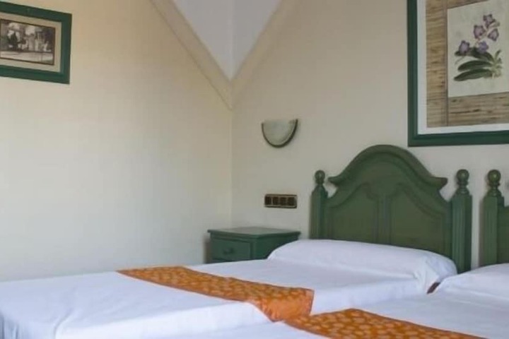 Room 10 of 34