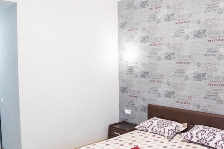 Room 32 of 60