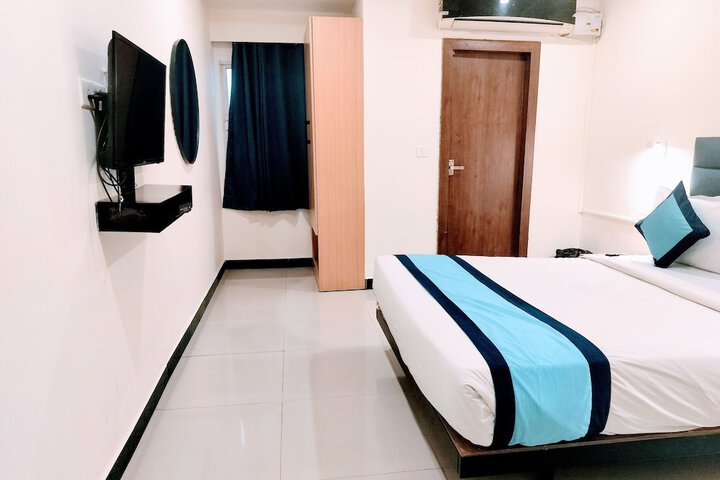 Room 2 of 6