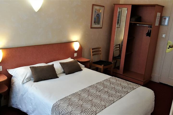 Room 6 of 33